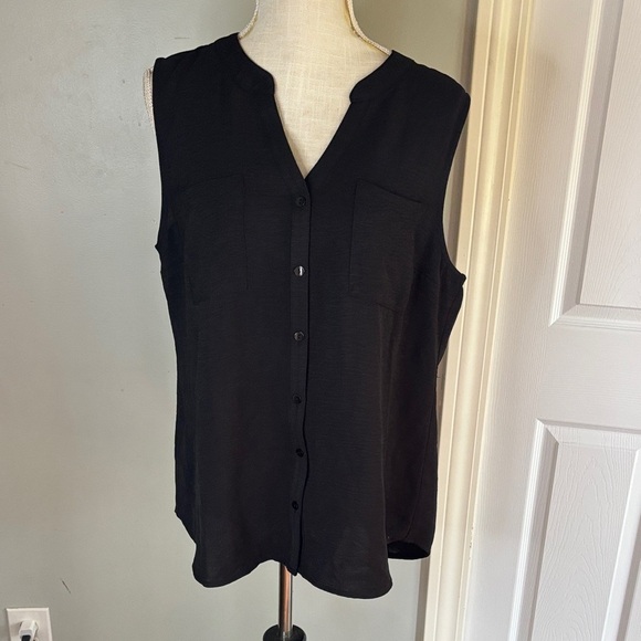 Classic Black Sleeveless Button-Down Shirt - Picture 2 of 9